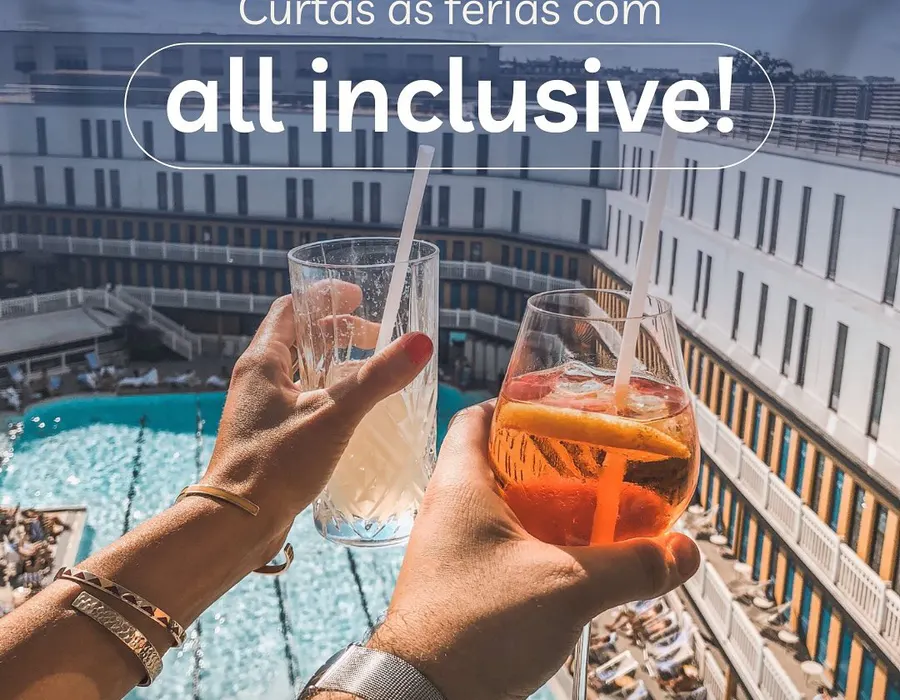 Piscina de resort all inclusive à beira-mar com coqueiros e espreguiçadeiras