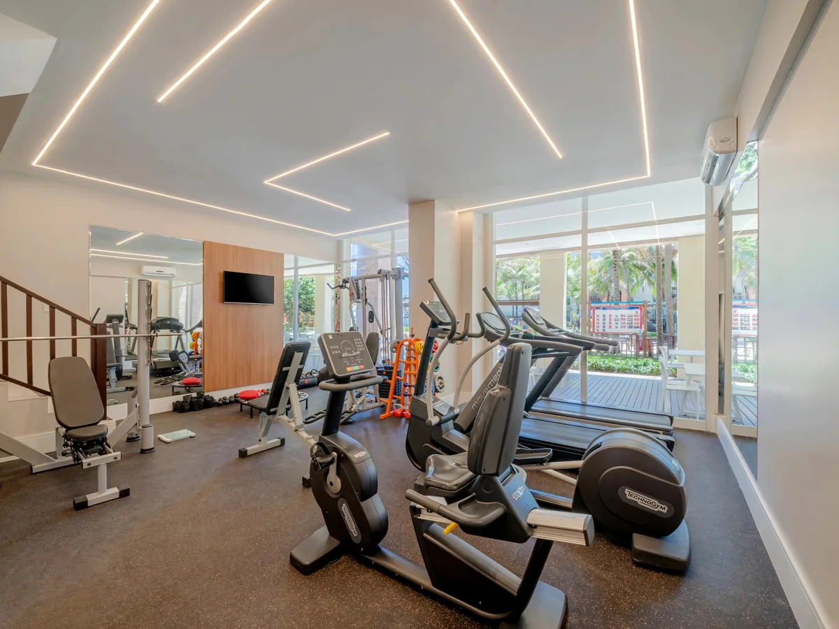 Área fitness do Acqua Beach Park, com bicicletas, esteiras e aparelhos de musculação
