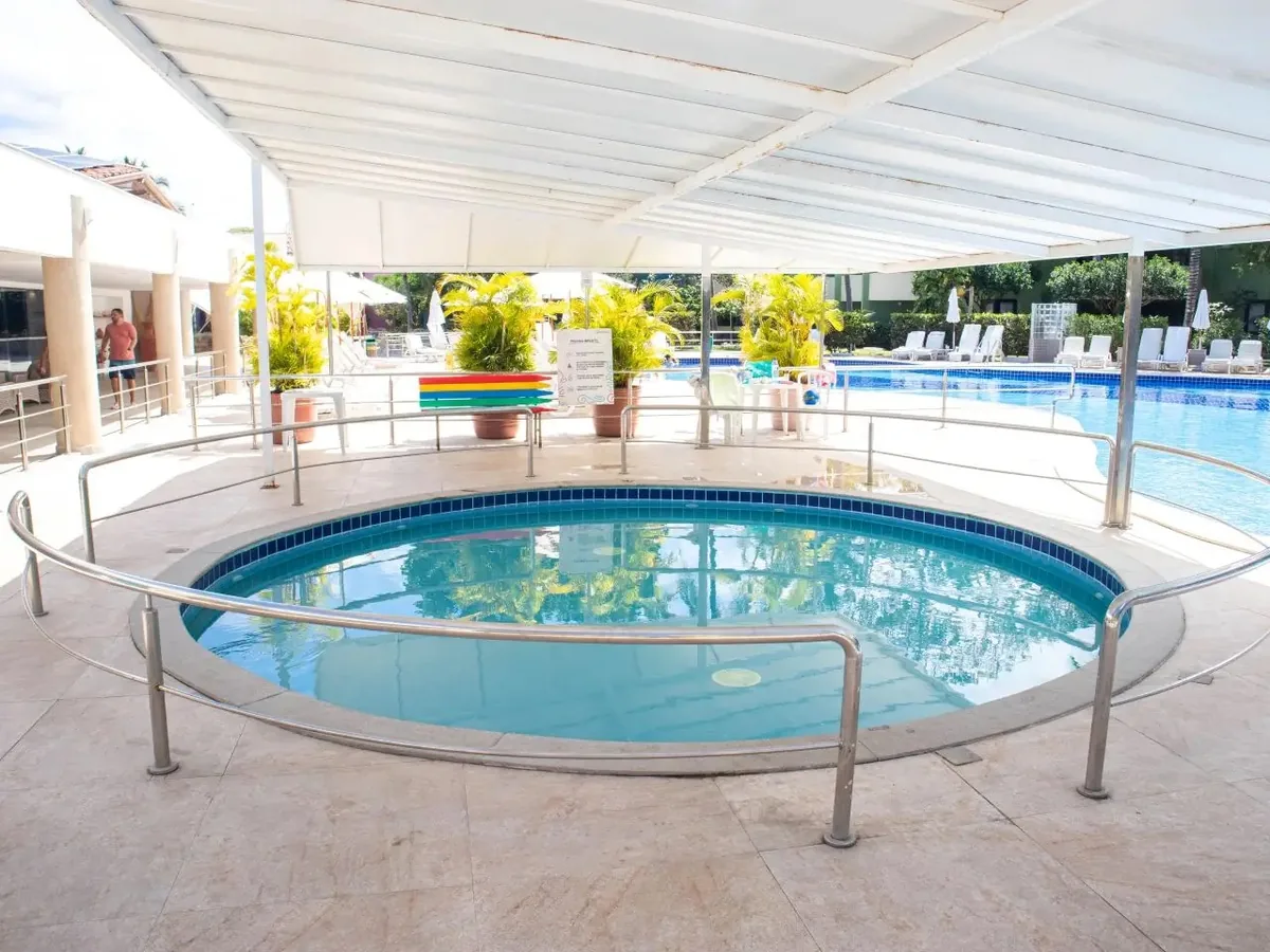 Piscina infantil coberta do Resort Arcobaleno, redonda e cercada por corrimão