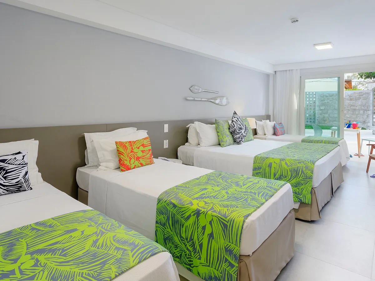 Apartamento Superior Plus Família do Armação Resort, com três camas e porta para a área externa