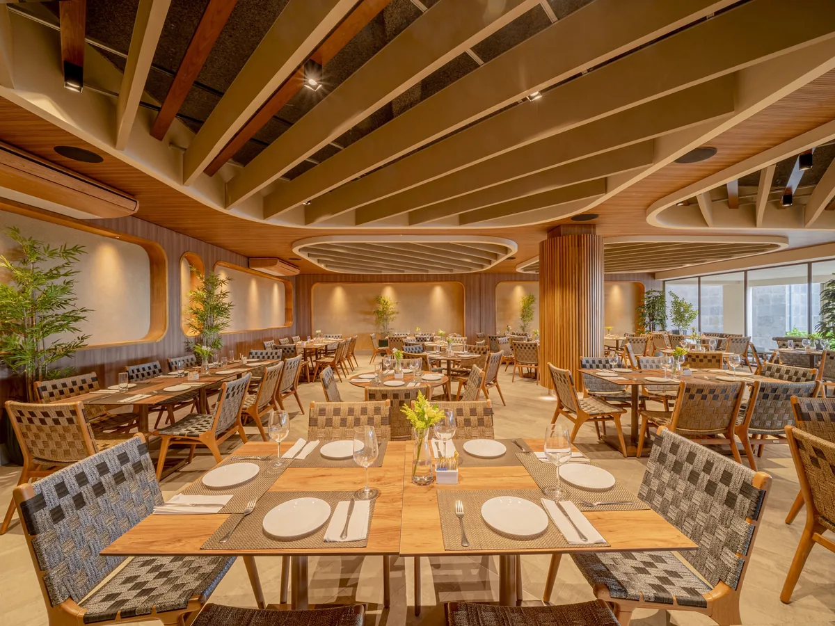 Salão do restaurante do Suites Beach Park, com mesas postas e janelas amplas