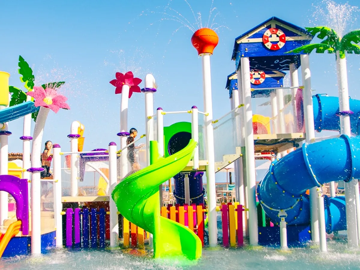 Parque aquático infantil do Costeira Palace, com escorregadores coloridos e jatos de água
