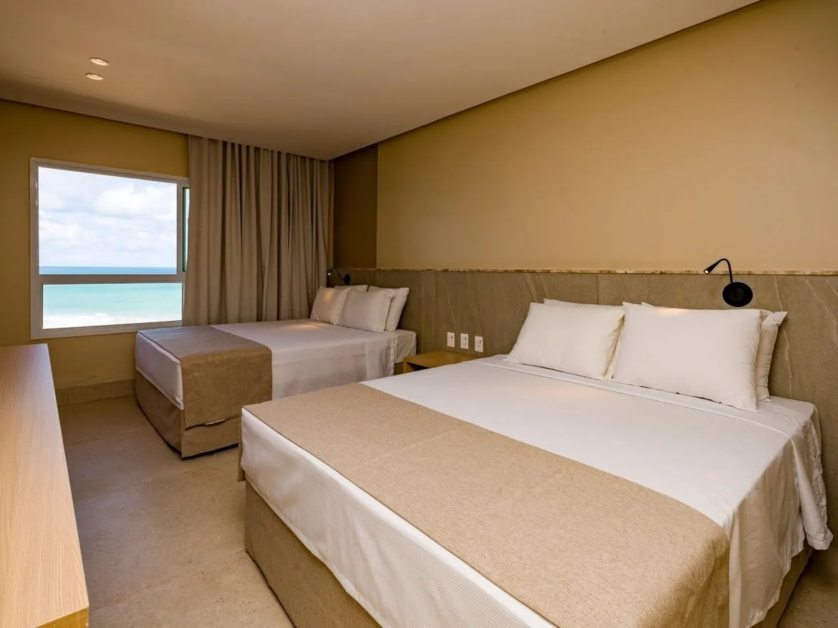 Apartamento Luxo Vista Mar do Costeira Palace, com duas camas de casal e janela para o mar