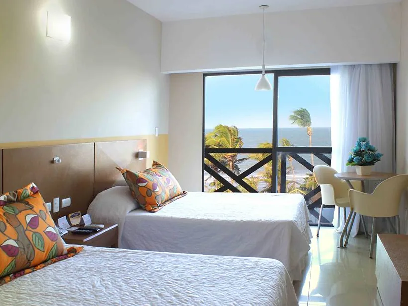 Quarto Superior Vista Mar do El Aram Imirá, com duas camas e a varanda aberta para o mar