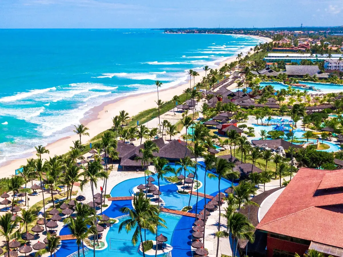 Vista aérea da praia de Porto de Galinhas, com as piscinas e os quiosques do Enotel à beira-mar