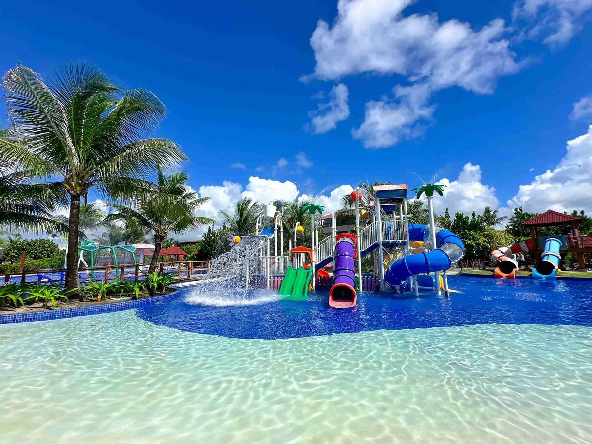 Parque aquático infantil do Enotel Porto de Galinhas, com toboáguas coloridos e piscina rasa