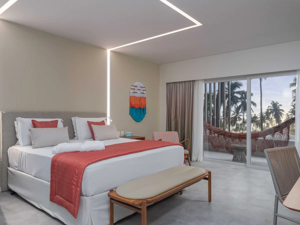 Quarto da categoria Garden do Japaratinga Lounge Resort, com cama king e rede na varanda