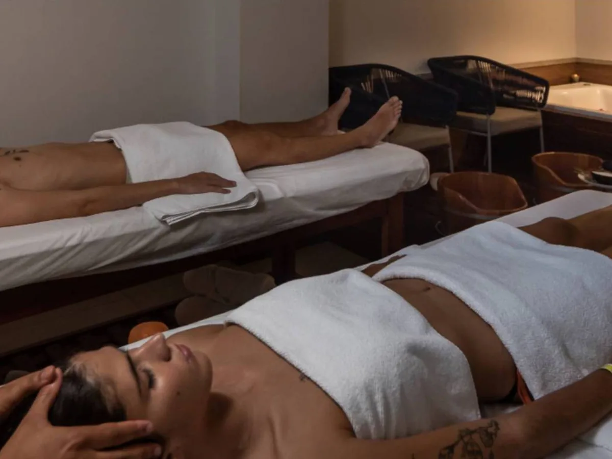 Casal em macas de massagem no spa do Japaratinga Lounge Resort