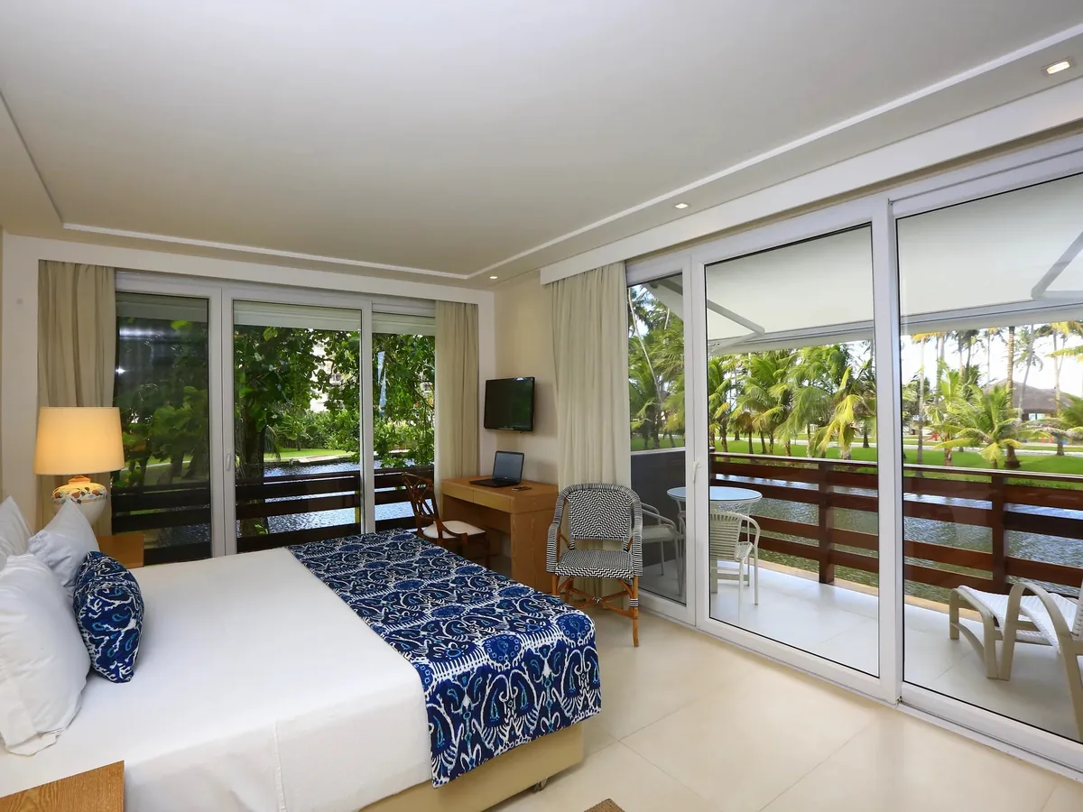 Apartamento Luxo Varanda do Jatiúca Resort, com cama de casal e varanda voltada para a lagoa e o jardim