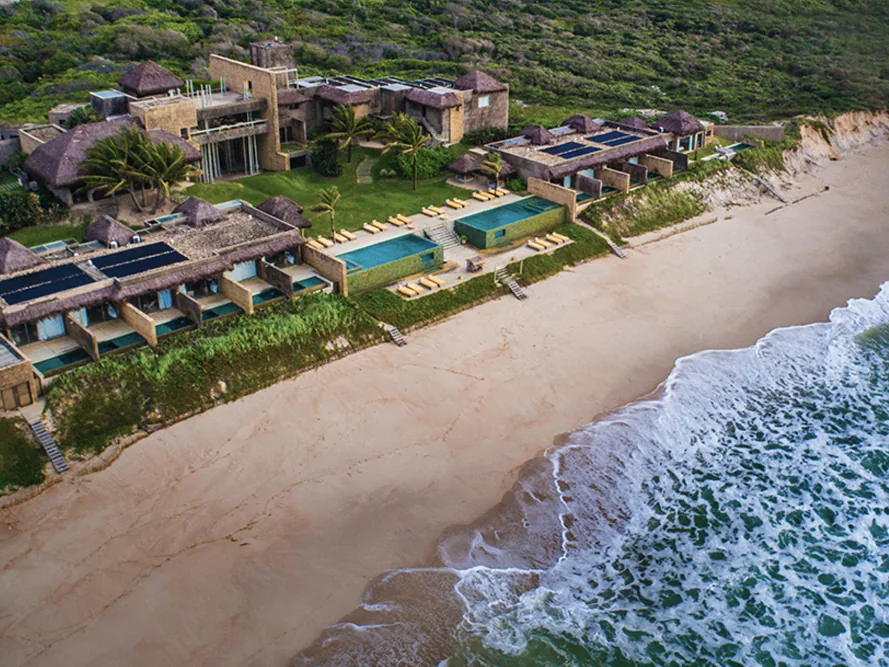 Vista aérea do Kenoa Resort em Barra de São Miguel, com as acomodações, a praia e o mar