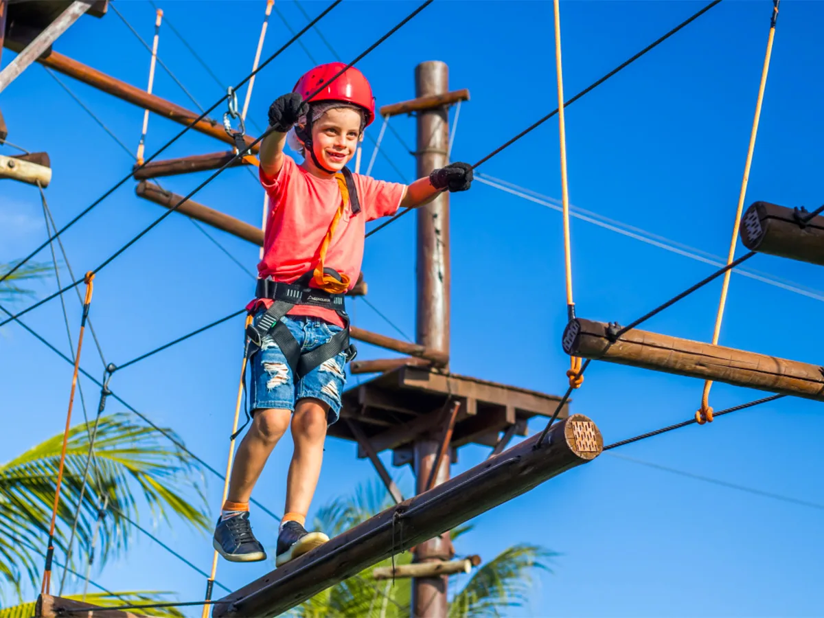 Menino de capacete no Circuito Adventure, o arvorismo do La Torre Resort