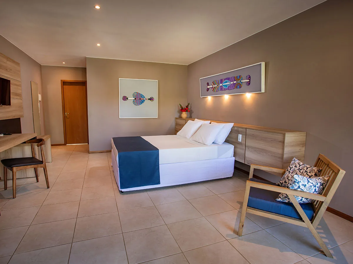 Apartamento do La Torre Resort com cama de casal, poltrona e mesa de trabalho