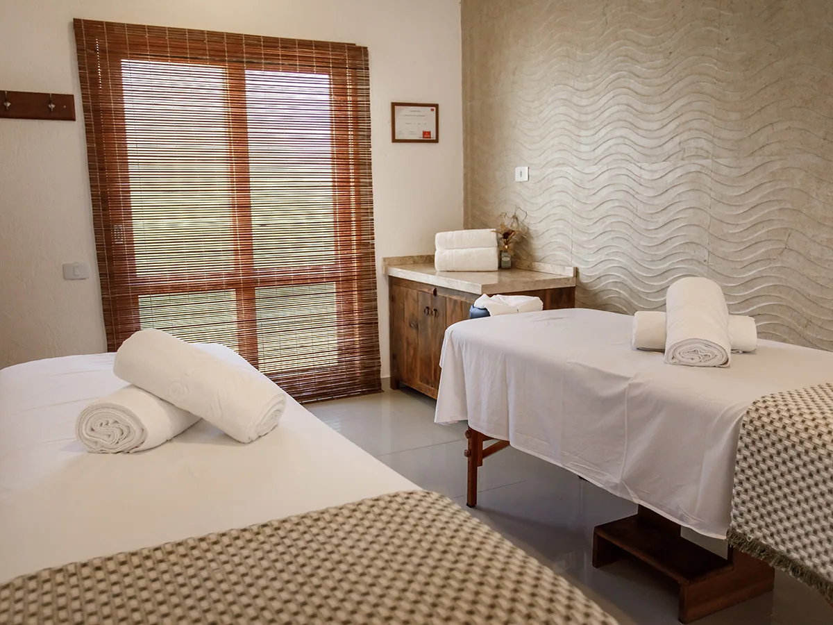 Sala de massagem do spa do La Torre Resort, com duas macas
