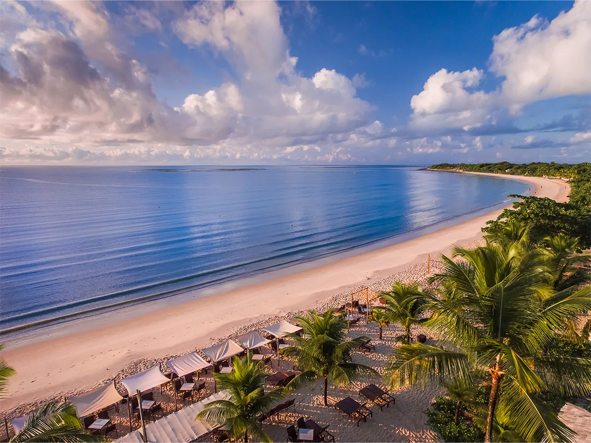Praia do Mutá vista do alto, com as tendas do clube de praia do La Torre Resort na areia