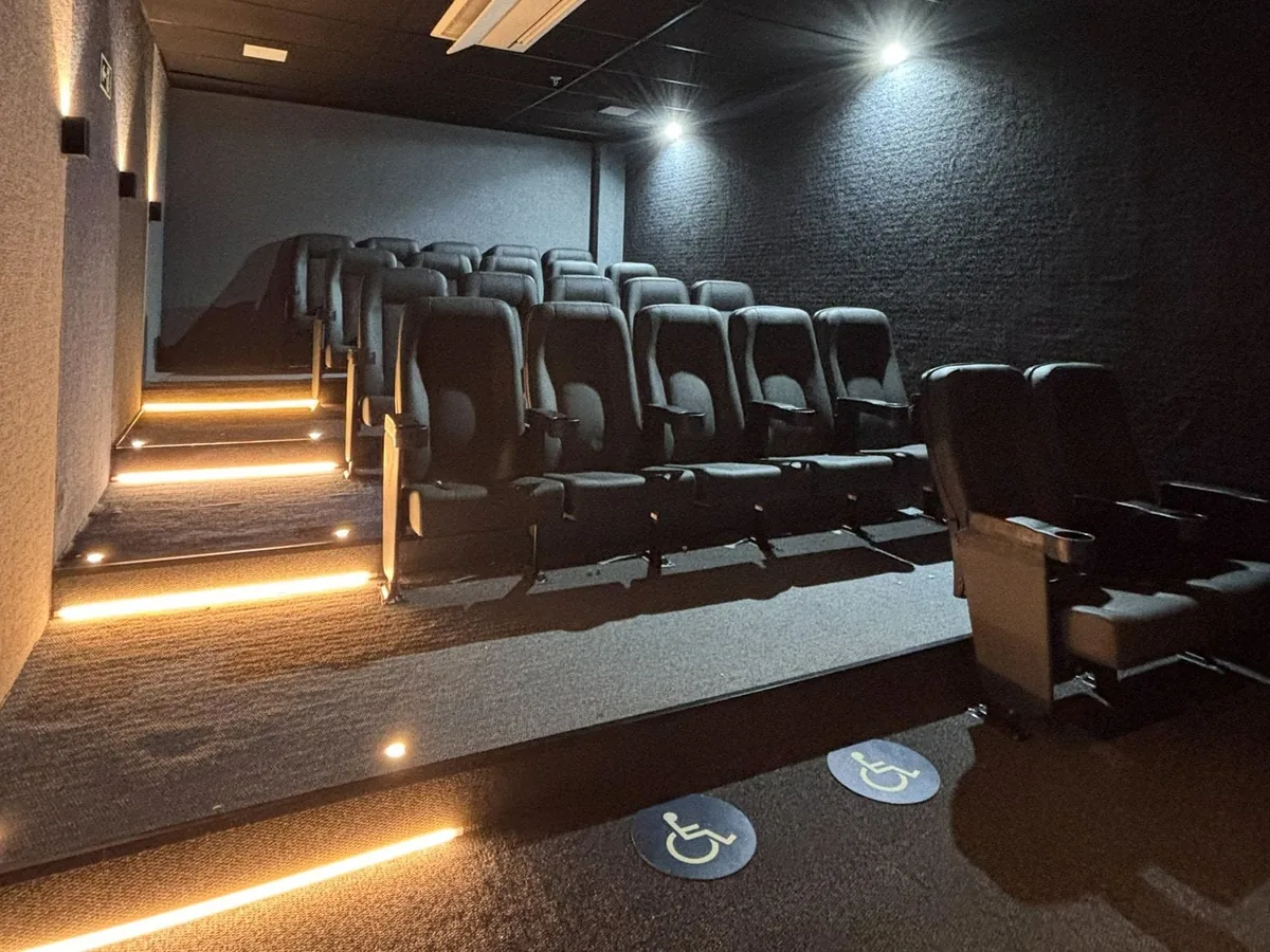 Mini cinema do Maceió Mar Resort, com poltronas escuras e luzes nos degraus