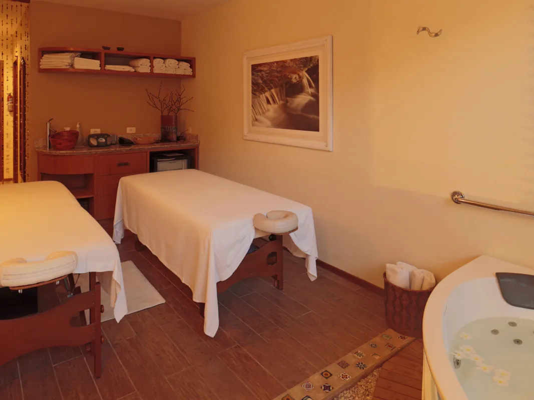 Sala do Amana Spa, no Manary Praia Hotel, com duas macas e banheira de hidromassagem
