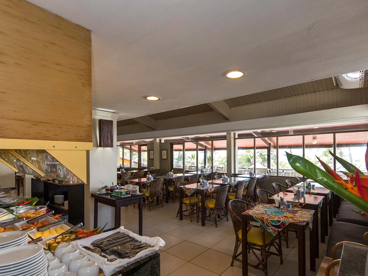 Salão do Restaurante Barreira D'Água, no Marsol Beach Resort, com o bufê e mesas junto às janelas