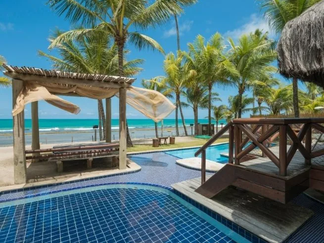 Bangalô Beira Mar do NANNAI Muro Alto, com piscina privativa, gazebo e o mar ao fundo