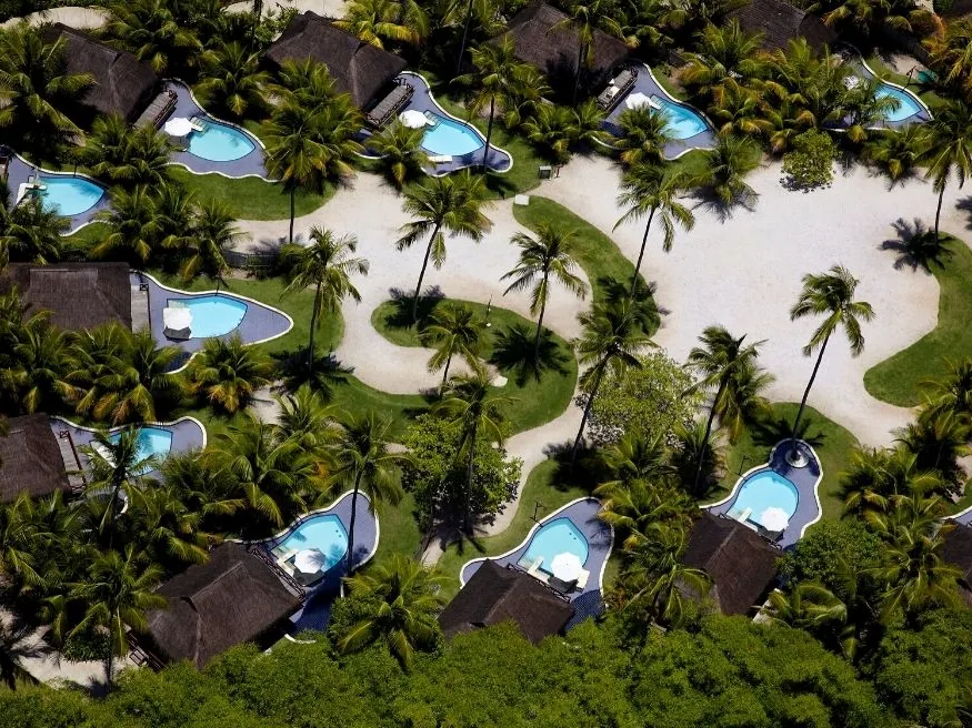 Vista aérea do NANNAI Muro Alto, com os bangalôs e as piscinas entre os coqueiros