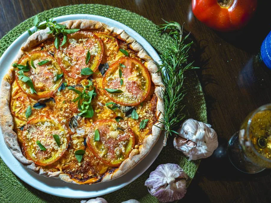 Pizza com rodelas de tomate e manjericão, da pizzaria do Nauticomar Resort