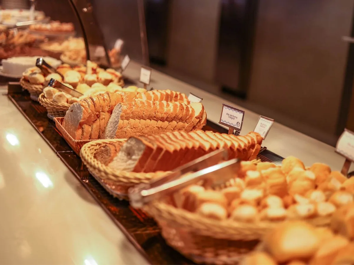 Cestas de pães no bufê de café da manhã do Restaurante Mundi, no Nauticomar Resort