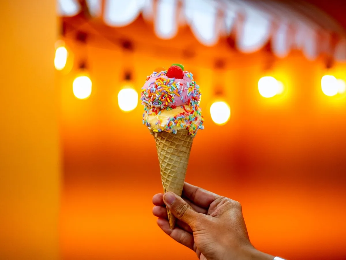 Casquinha com duas bolas de sorvete e confeitos coloridos, da gelateria do Ocaporã Hotel