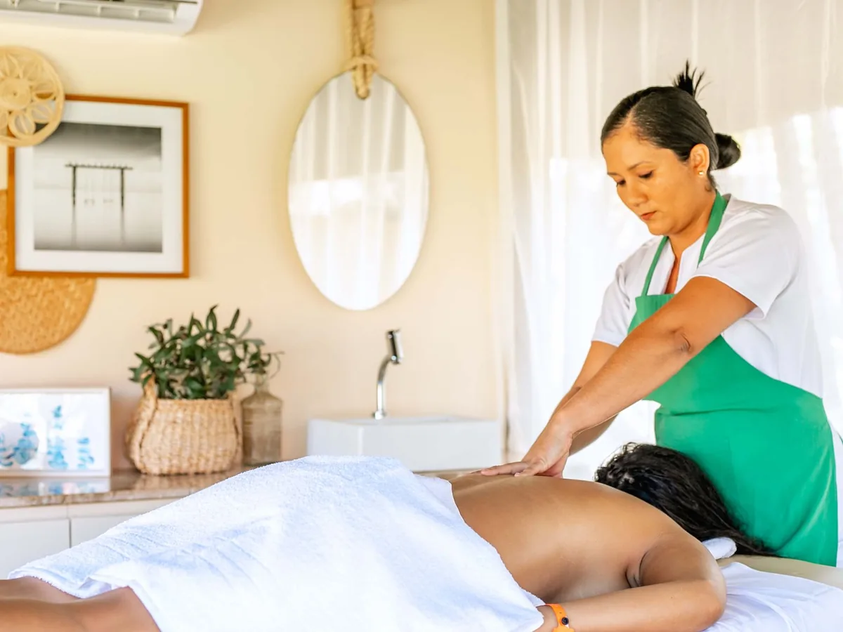 Hóspede recebendo massagem numa sala clara do Ocaporã Hotel