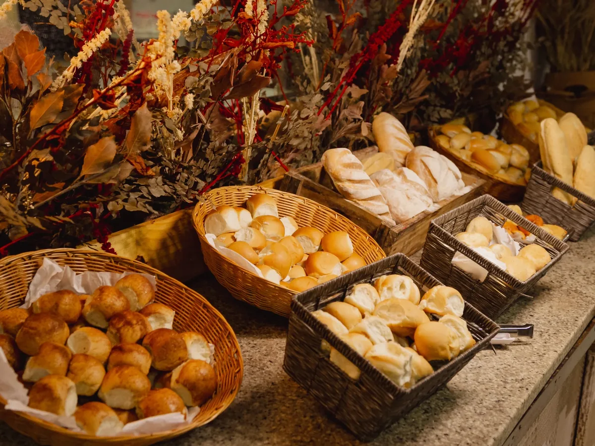 Cestas de pães no bufê do Hotel Parque das Fontes