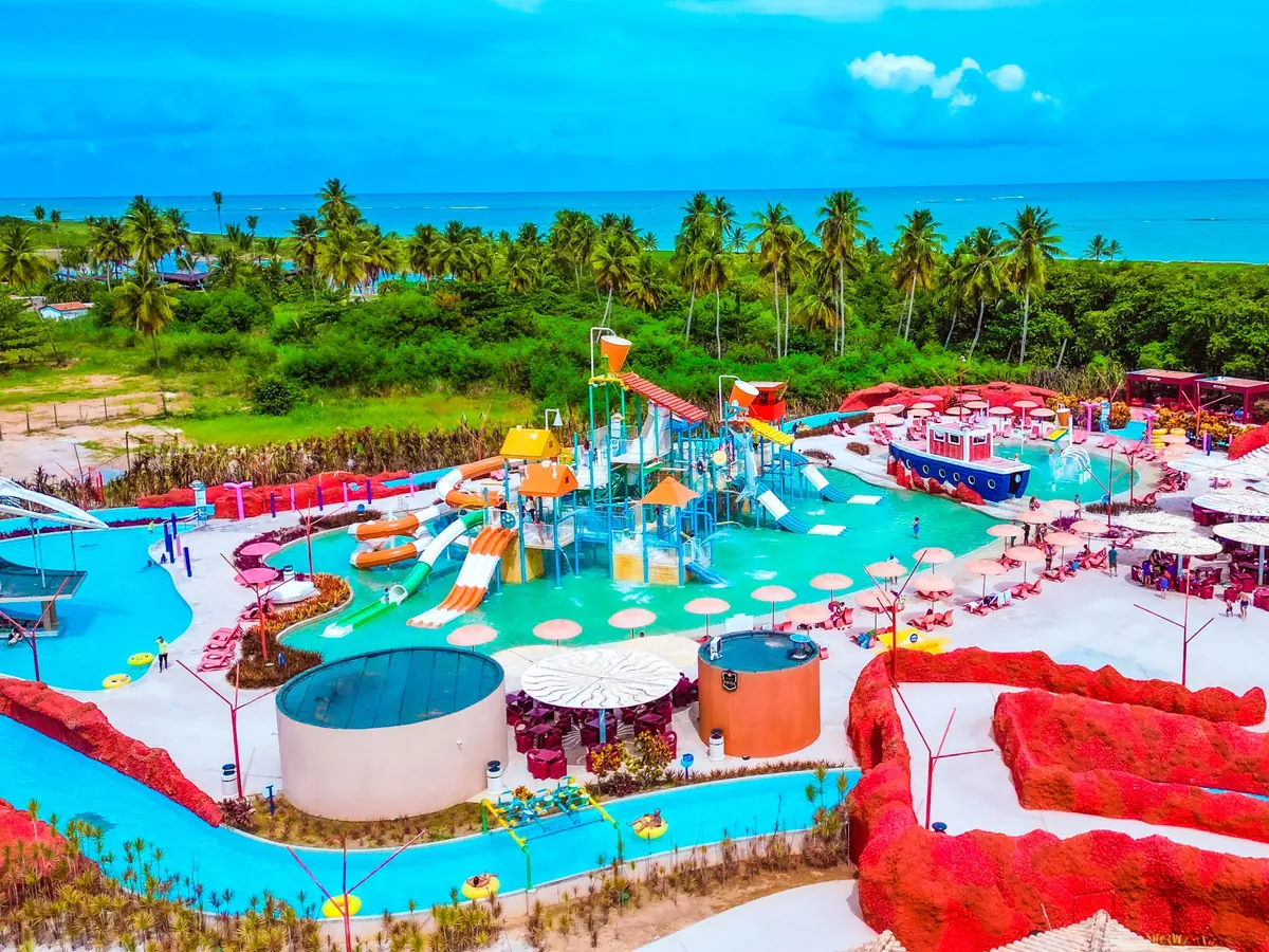 Vista aérea do Pratagy Acqua Park, com os toboáguas, as piscinas, o rio com correnteza e o mar ao fundo