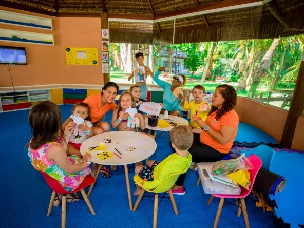 Crianças fazendo atividade de artes com monitoras no espaço kids do Pratagy Beach Resort