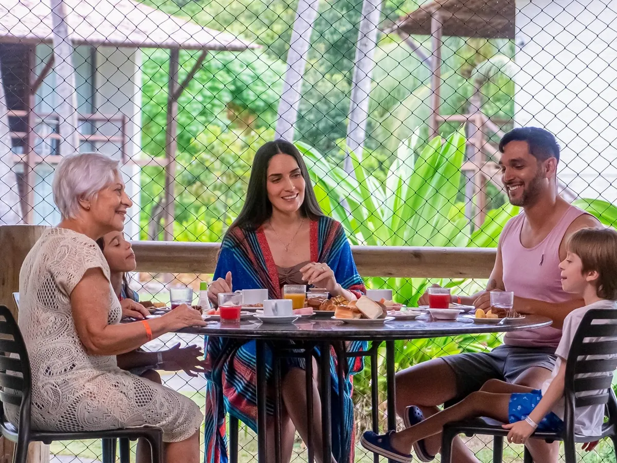 Família com avó, pais e duas crianças tomando café da manhã no restaurante Canavial, do Pratagy Beach Resort