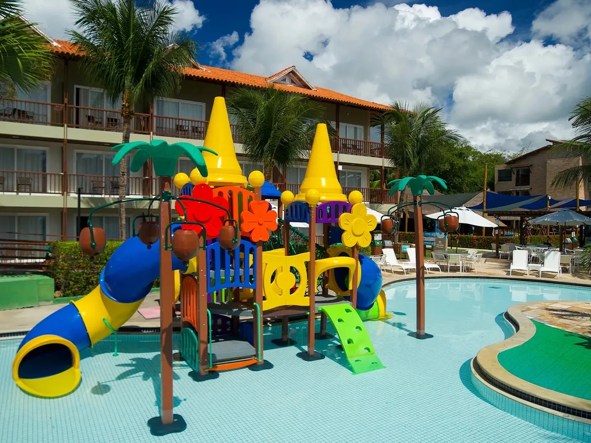 Brinquedão colorido com escorregadores na piscina infantil do Salinas Maceió