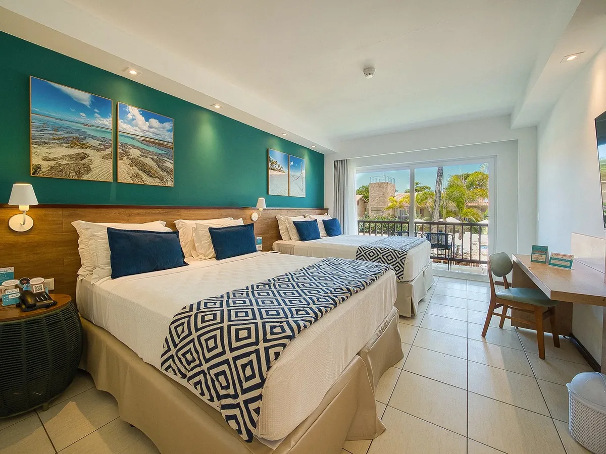 Quarto Superior do Salinas Maceió, com duas camas queen e porta de vidro para a varanda