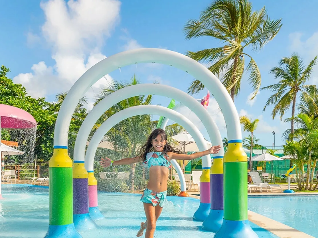 Menina brincando nos arcos de água do parque aquático infantil do Salinas Maragogi