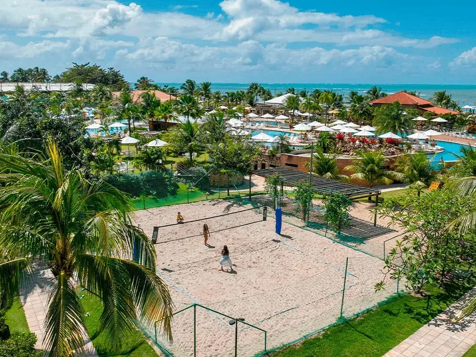 Quadra de vôlei de areia do Salinas Maragogi vista do alto, com as piscinas e o mar ao fundo