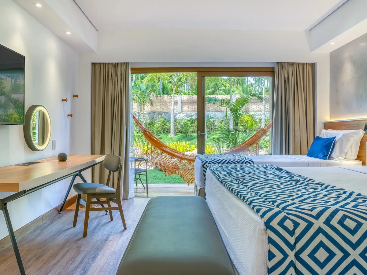 Quarto Vitória-Régia do Salinas Maragogi, com cama de casal, escrivaninha e rede na varanda