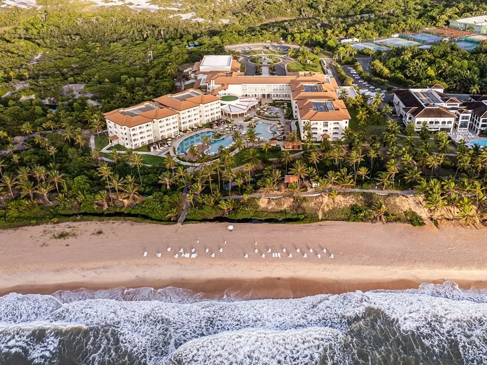 Vista aérea do Sauípe Sol Grand Premium, com as piscinas entre os prédios e a praia em frente