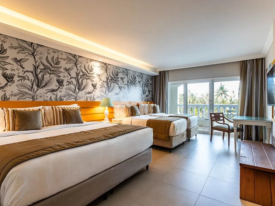 Apartamento Luxo Vista Mar do Sauípe Sol Grand Premium com três camas e porta de vidro para a varanda