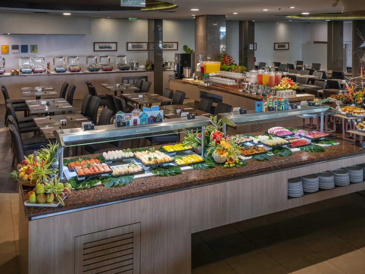 Bufê do restaurante Potiguar, no SERHS Natal, com frutas, frios e sucos