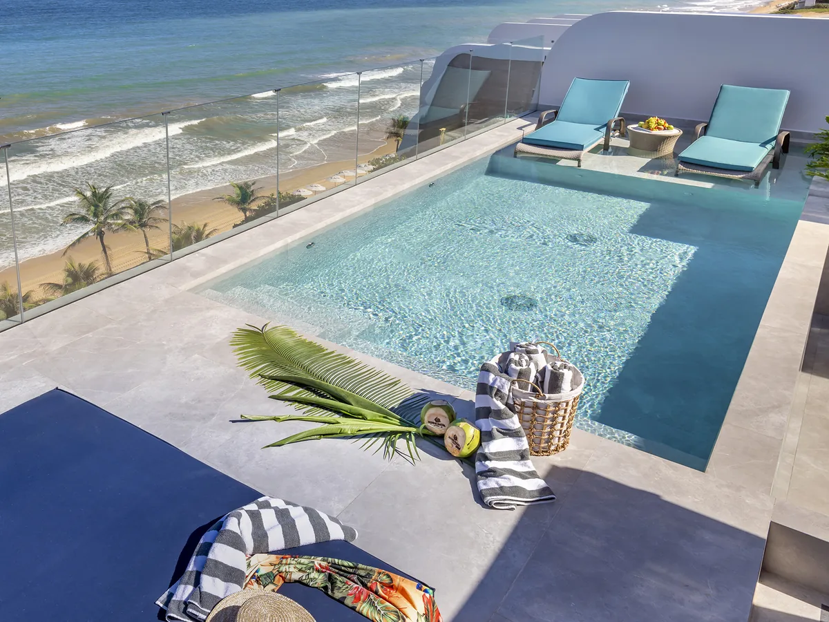 Varanda da Presidential Suite do SERHS Natal, com piscina privativa, espreguiçadeiras e o mar ao lado