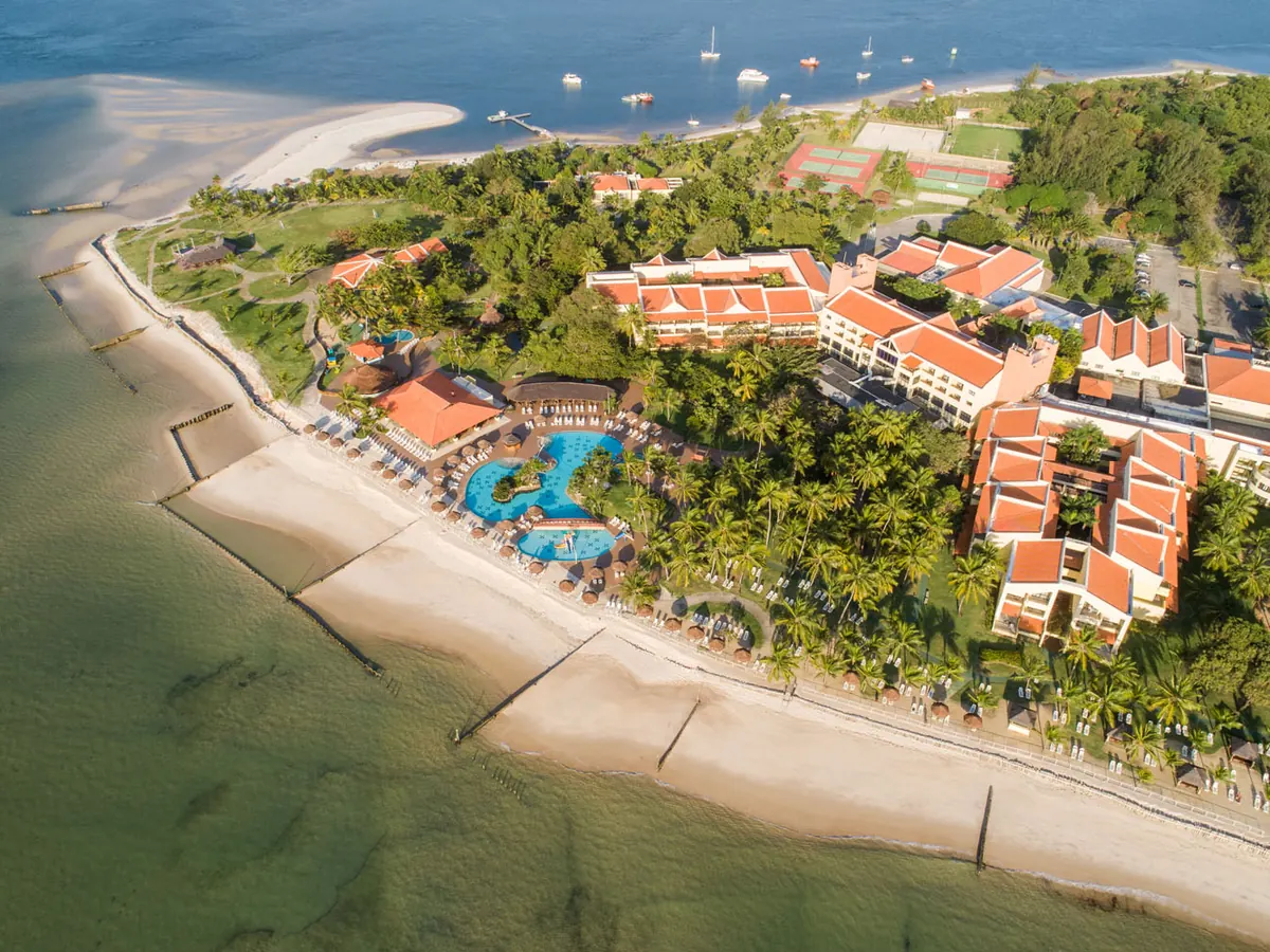 Vista aérea do Vila Galé Cabo, na ponta da península, com a praia e o mar ao redor