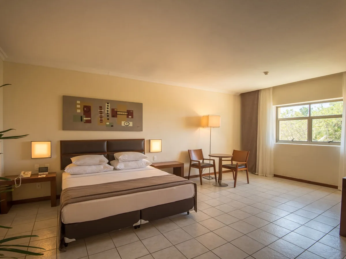 Quarto do Vila Galé Cabo com cama de casal e porta para a varanda