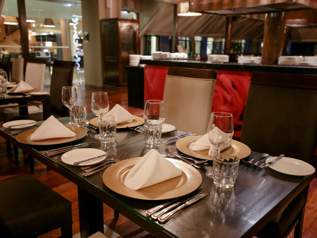 Mesas postas num dos restaurantes do Vila Galé Cabo