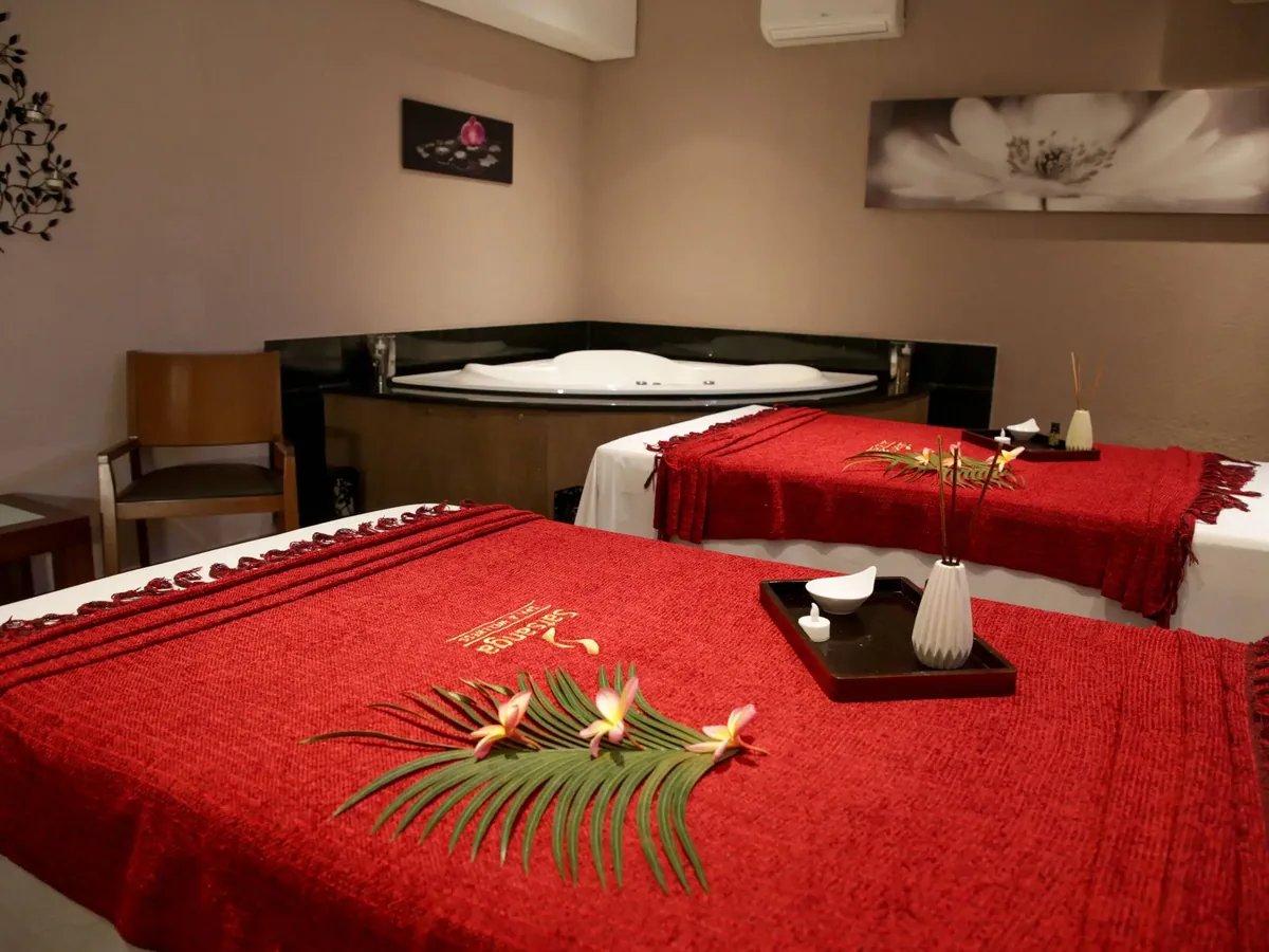 Sala do spa Satsanga do Vila Galé Cabo, com macas de massagem e jacuzzi