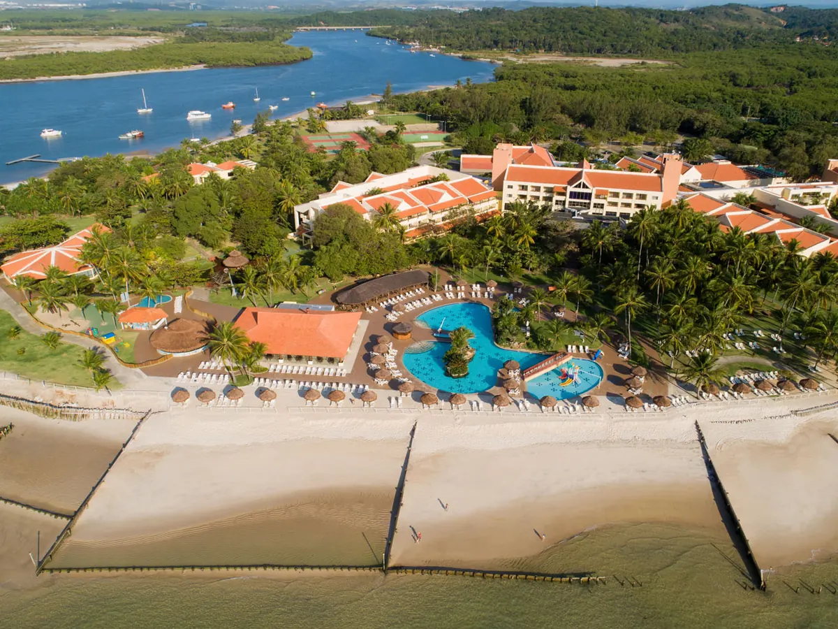 Vila Galé Cabo visto do alto, com o resort, a piscina e a praia entre os coqueiros