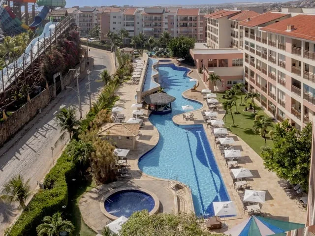Vista aérea do Wellness Beach Park, com as piscinas entre os prédios e o Aqua Park ao lado