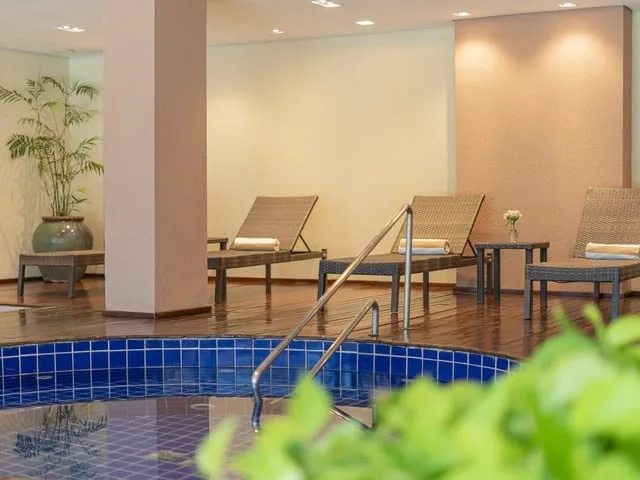 Área de descanso do spa do Wellness Beach Park, com piscina de hidromassagem e espreguiçadeiras