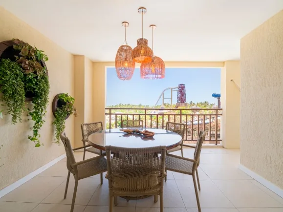 Mesa de jantar da Suíte Master Ceará, com a varanda aberta para os toboáguas do Aqua Park