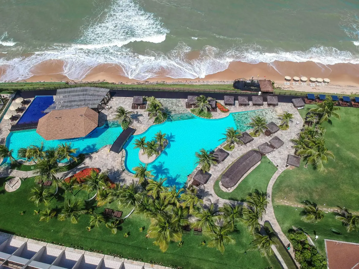 Vista aérea do Wish Natal Resort na Via Costeira, com as piscinas e o mar ao lado