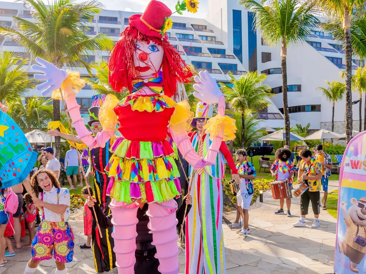 Palhaço em pernas de pau e crianças numa atividade de recreação no Wish Natal Resort